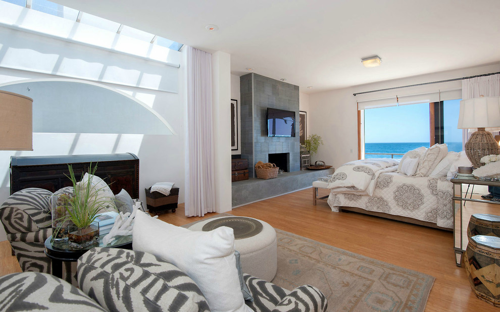 Стильный дизайн: спальня в морском стиле с белыми стенами и паркетным полом среднего тона - последний тренд