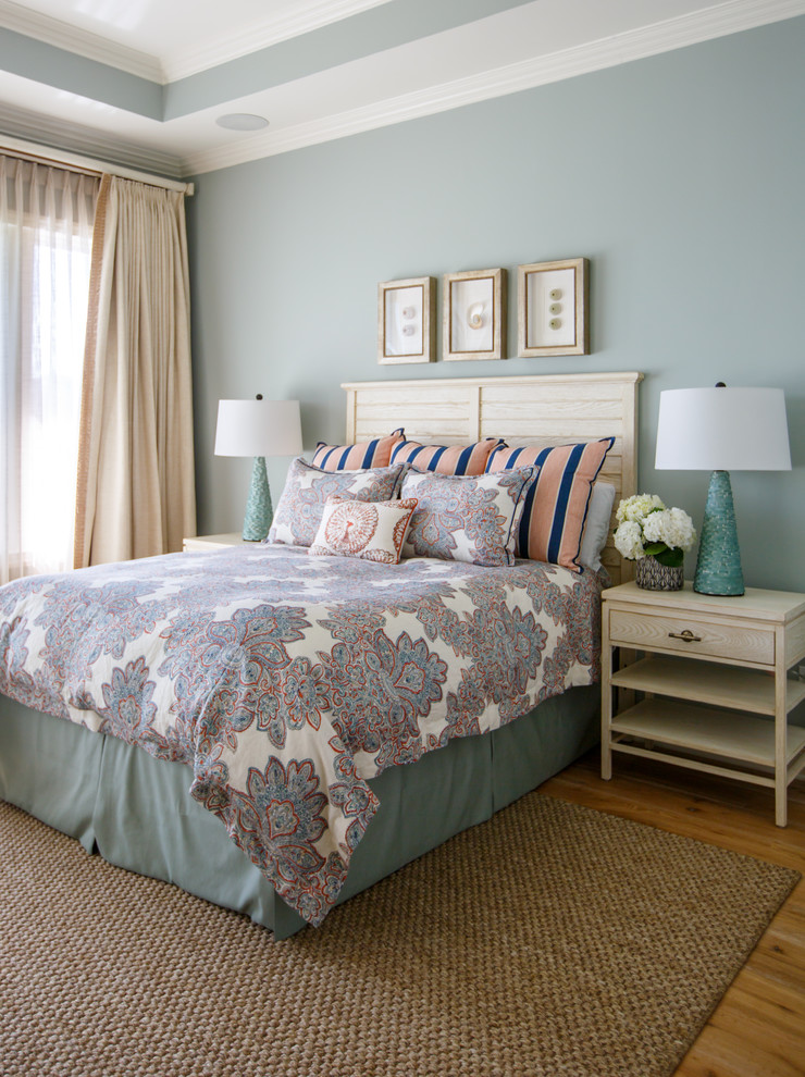 Стильный дизайн: спальня в морском стиле с синими стенами, паркетным полом среднего тона и бежевым полом - последний тренд