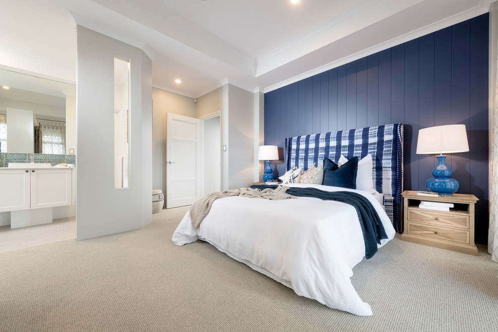 Источник вдохновения для домашнего уюта: гостевая спальня (комната для гостей) в морском стиле с серыми стенами, ковровым покрытием и бежевым полом