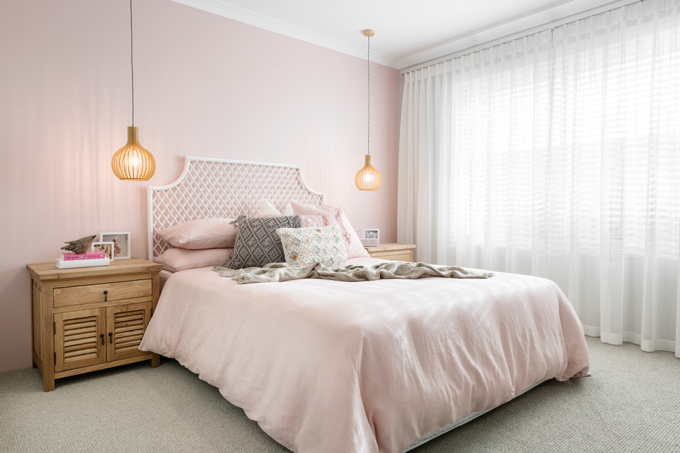 Imagen de dormitorio principal costero con paredes rosas, moqueta y suelo gris