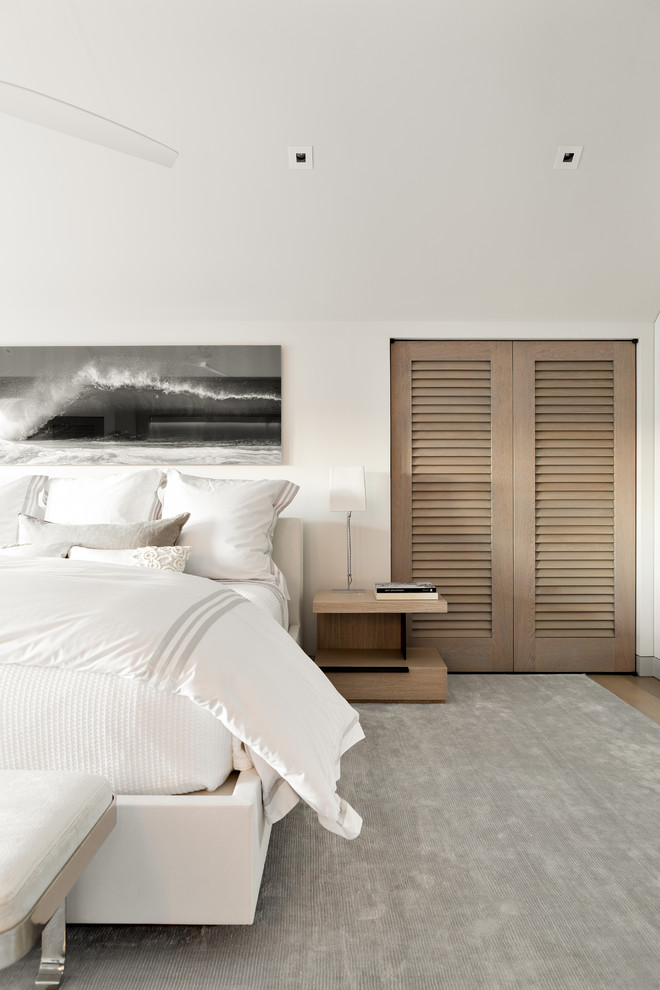 Стильный дизайн: спальня в морском стиле с белыми стенами и темным паркетным полом - последний тренд