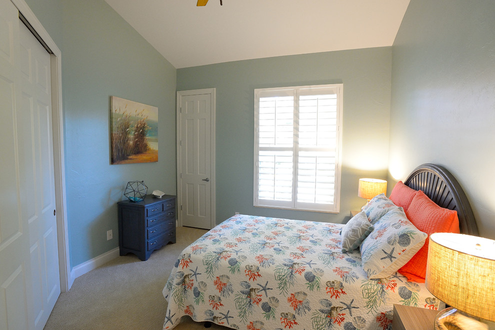 マイアミにある中くらいなビーチスタイルのおしゃれな客用寝室 (青い壁、カーペット敷き、暖炉なし、ベージュの床) のインテリア