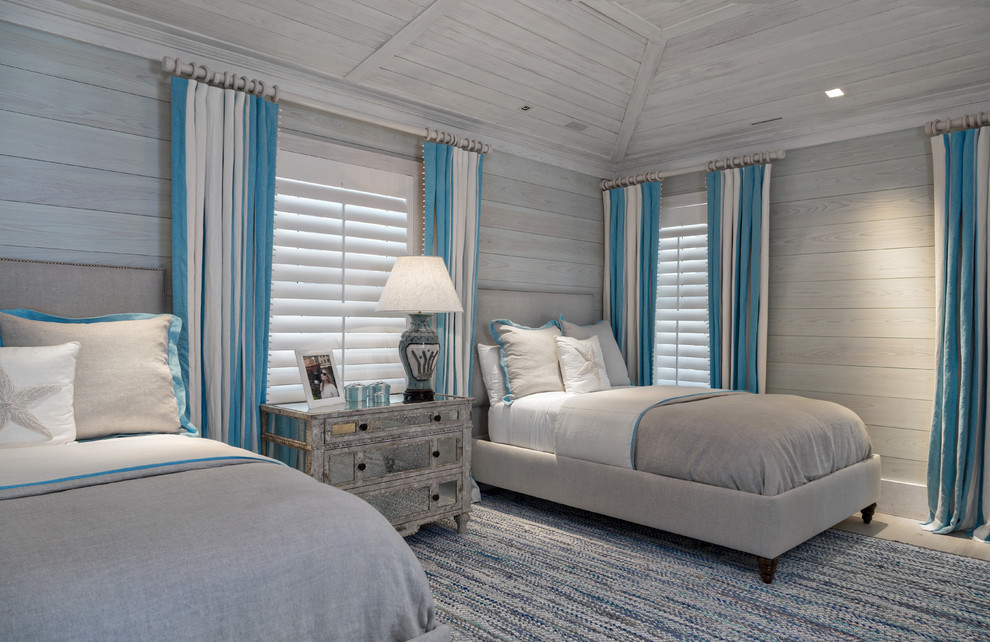 На фото: гостевая спальня среднего размера, (комната для гостей) в морском стиле с серыми стенами и светлым паркетным полом без камина