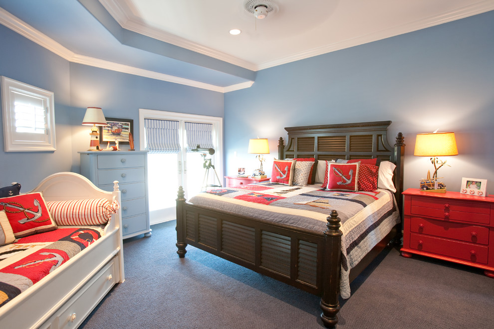 ヒューストンにある広いトラディショナルスタイルのおしゃれな客用寝室 (青い壁、カーペット敷き) のインテリア