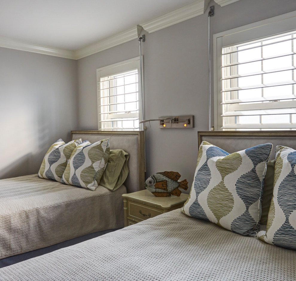 Idee per una camera degli ospiti costiera di medie dimensioni con pareti grigie, moquette e pavimento grigio