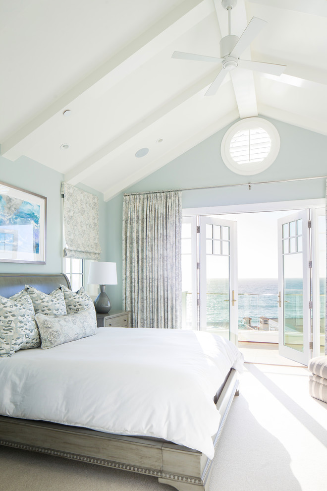 Foto de dormitorio costero con paredes azules, moqueta y suelo beige