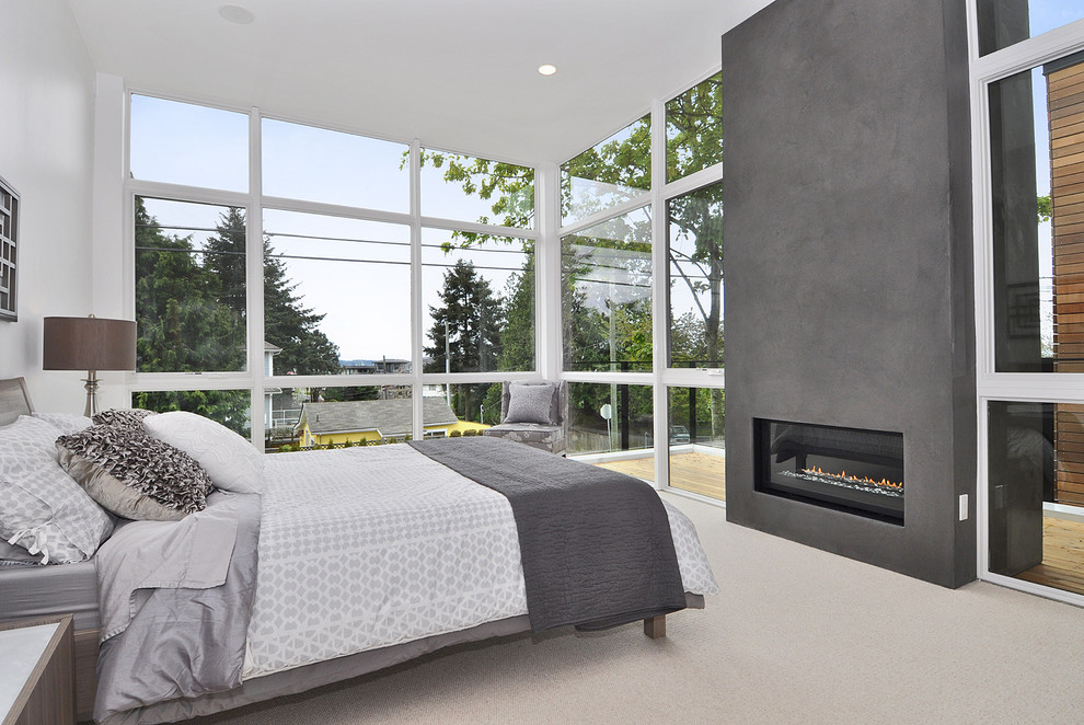 Modernes Schlafzimmer mit weißer Wandfarbe, Teppichboden und Gaskamin in Seattle