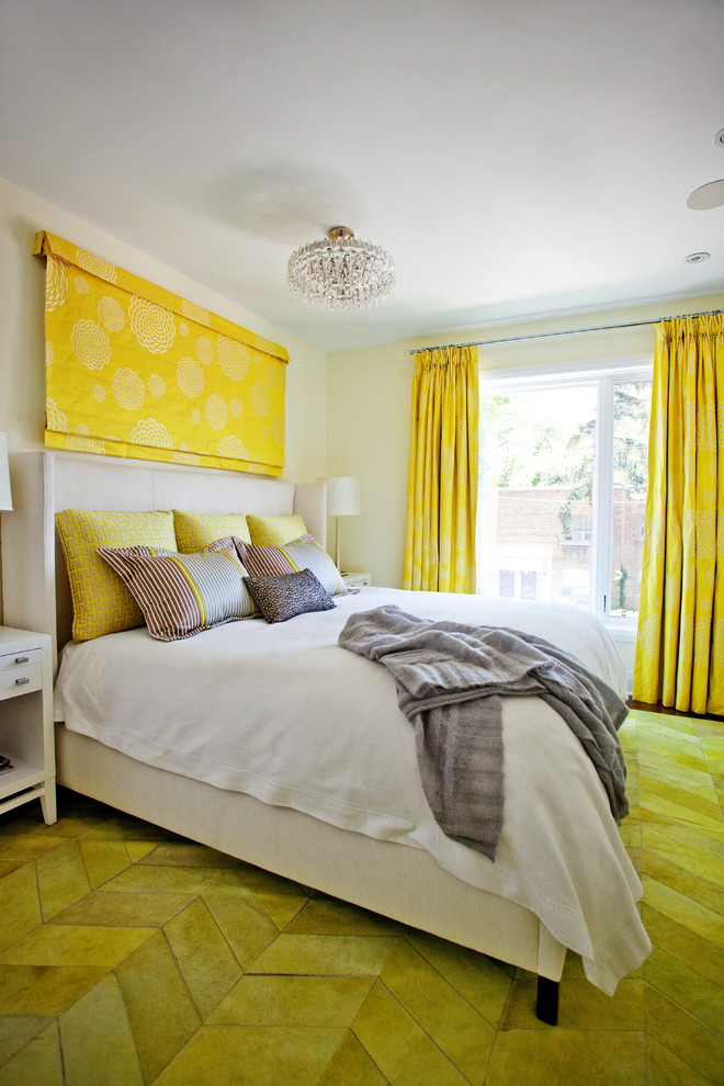 Réalisation d'une chambre grise et jaune tradition avec un mur blanc.