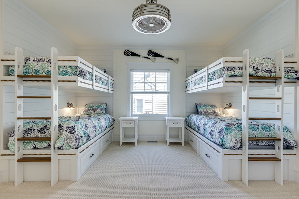 Свежая идея для дизайна: большая хозяйская спальня в морском стиле с белыми стенами, ковровым покрытием и бежевым полом - отличное фото интерьера