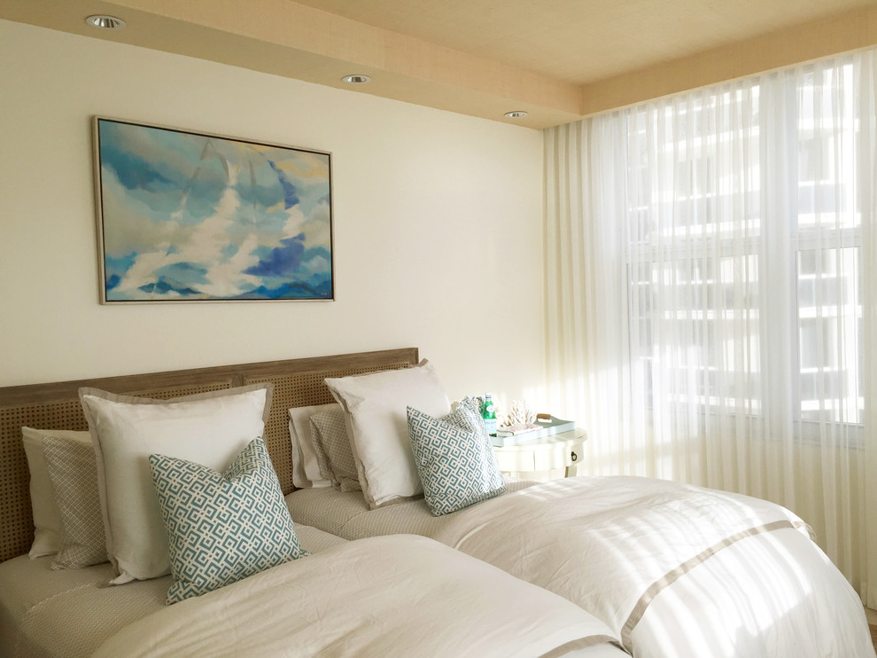 Foto de dormitorio principal marinero de tamaño medio con paredes blancas y suelo de baldosas de cerámica