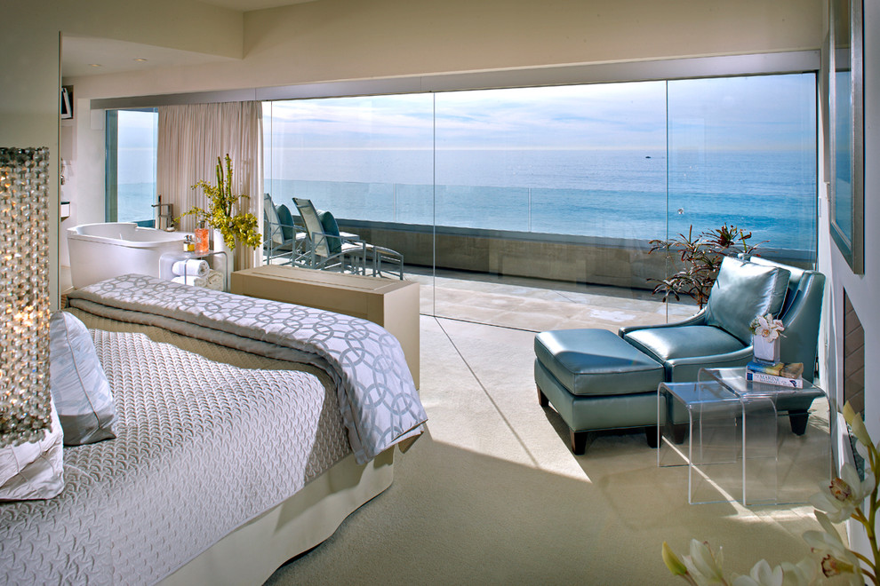 Стильный дизайн: большая спальня в морском стиле с бежевыми стенами и ковровым покрытием - последний тренд