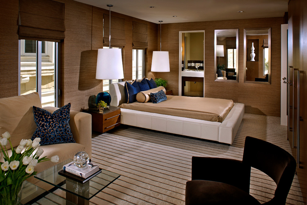 Großes Maritimes Gästezimmer mit brauner Wandfarbe und Teppichboden in Orange County