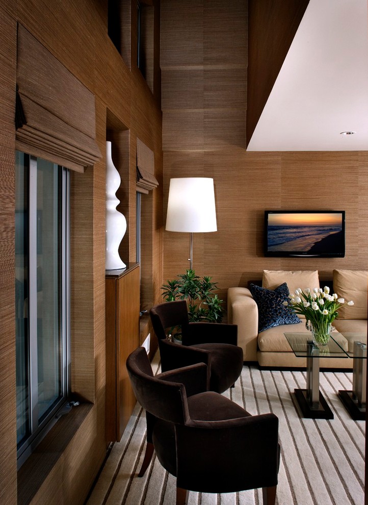 Immagine di una grande camera degli ospiti stile marino con pareti marroni e moquette