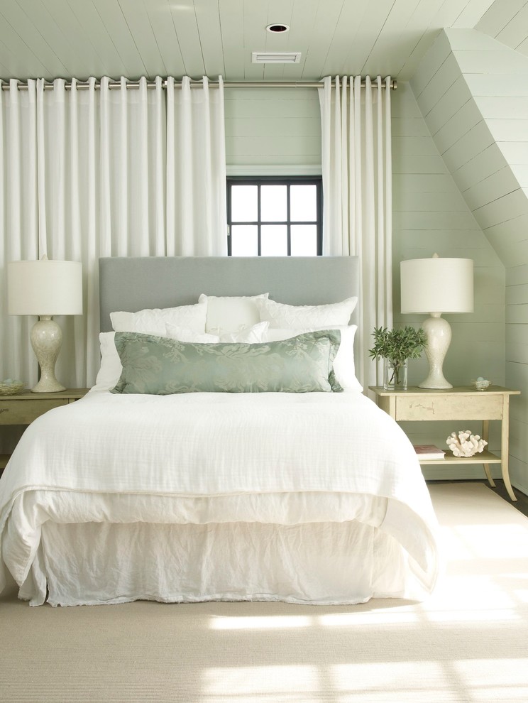 Bild på ett maritimt sovrum, med vita väggar och mörkt trägolv