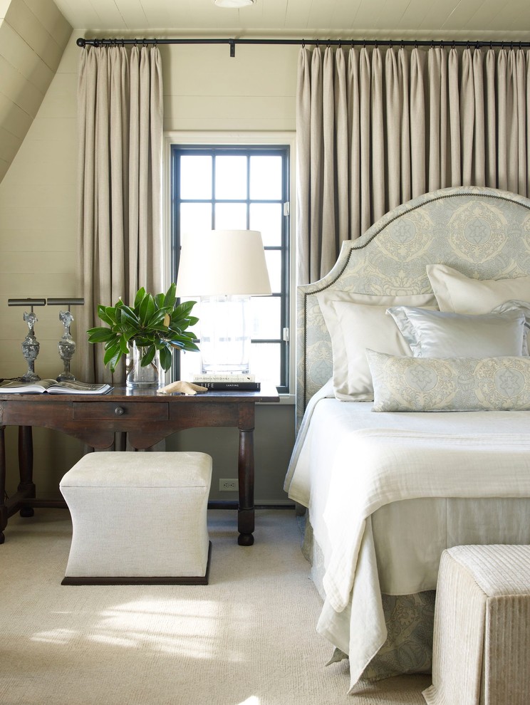 Imagen de dormitorio costero con paredes beige y moqueta