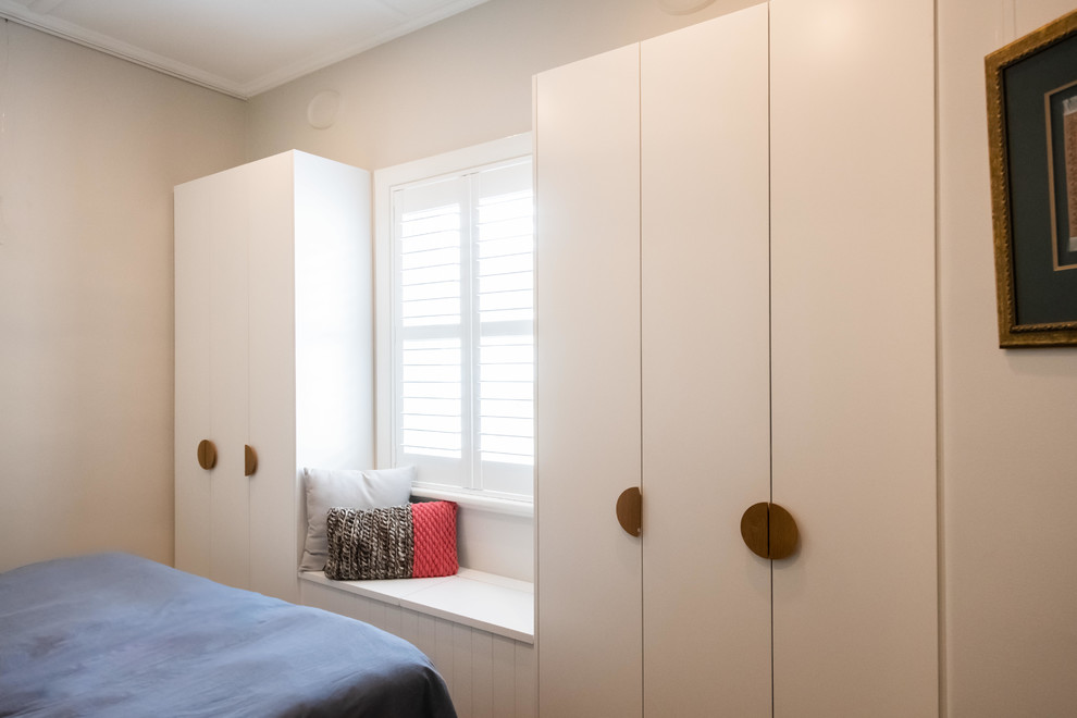 На фото: гостевая спальня среднего размера, (комната для гостей) в современном стиле с серыми стенами, паркетным полом среднего тона и коричневым полом