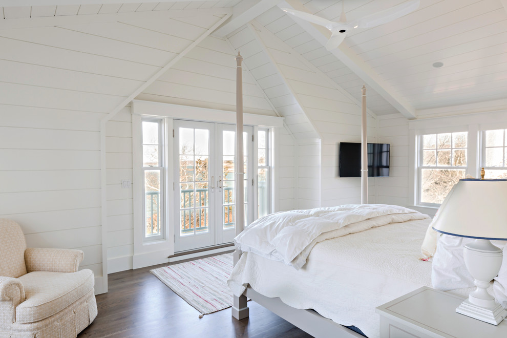 Imagen de dormitorio principal marinero con paredes blancas y suelo de madera en tonos medios