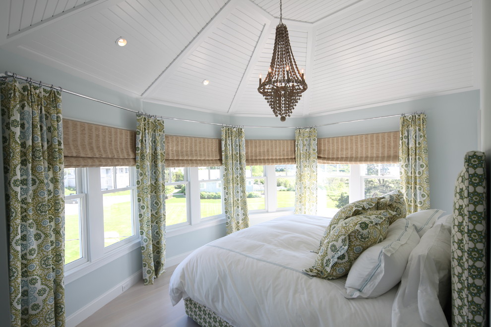 Diseño de habitación de invitados marinera con paredes azules y suelo de madera clara