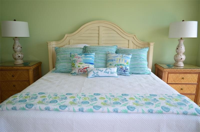 Идея дизайна: хозяйская спальня среднего размера в морском стиле с зелеными стенами и полом из травертина