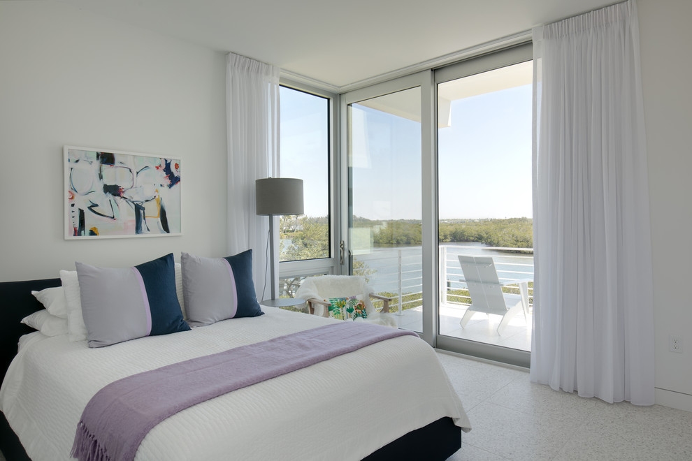 Imagen de habitación de invitados marinera de tamaño medio sin chimenea con paredes blancas, suelo de cemento y suelo multicolor