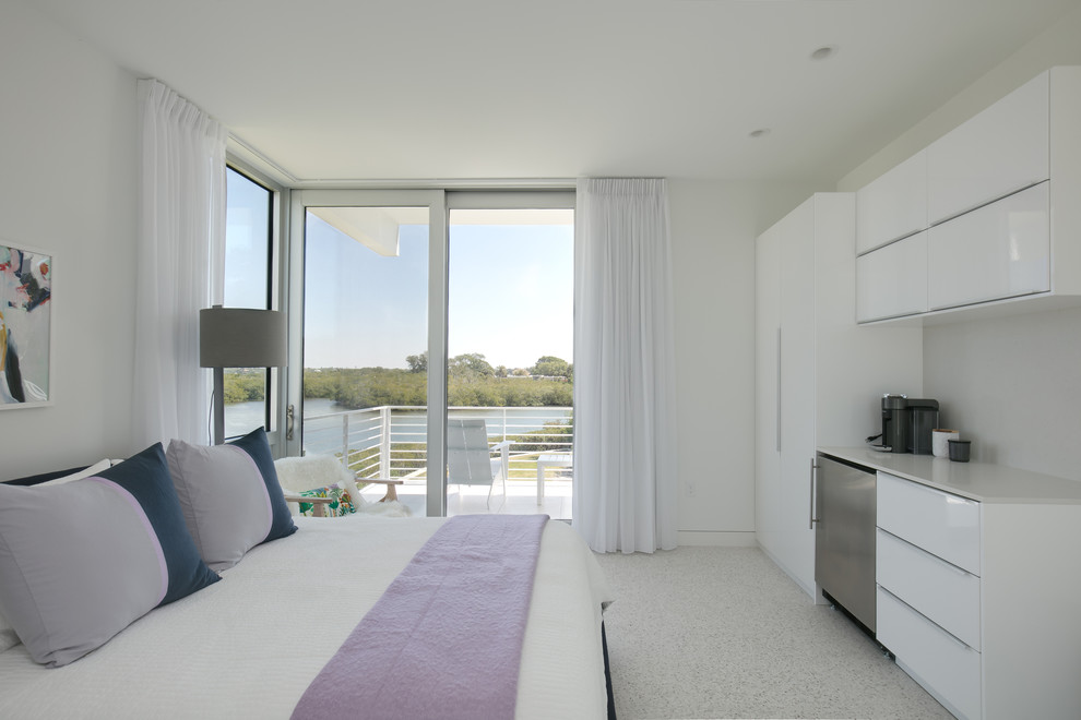 Modelo de habitación de invitados marinera de tamaño medio sin chimenea con paredes blancas, suelo de cemento y suelo multicolor