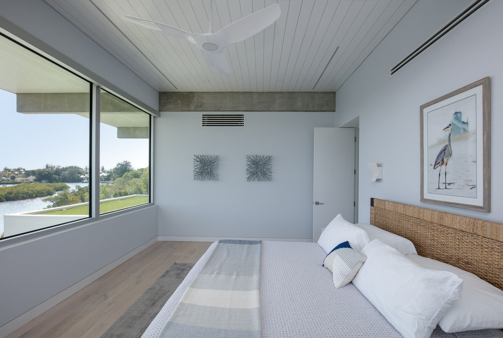 Свежая идея для дизайна: хозяйская спальня среднего размера в морском стиле с синими стенами, светлым паркетным полом и серым полом без камина - отличное фото интерьера