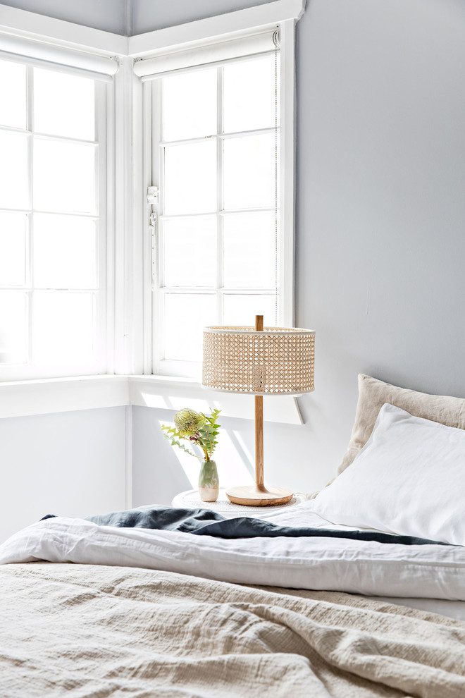 Imagen de dormitorio principal marinero de tamaño medio con paredes grises, suelo de madera clara y suelo beige