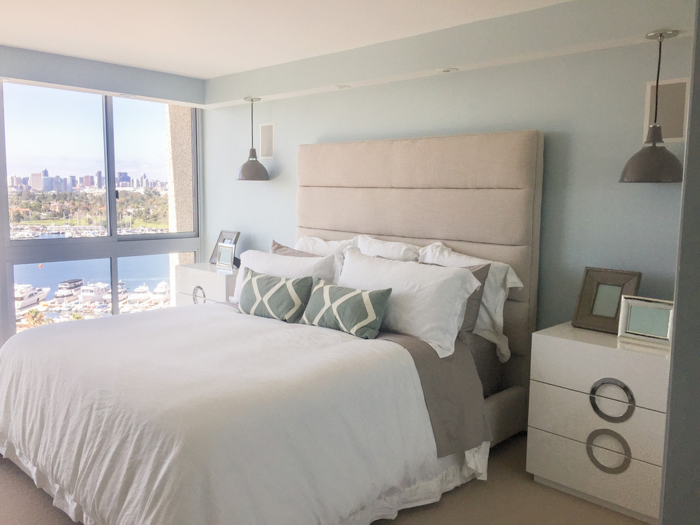 Ejemplo de dormitorio principal minimalista grande sin chimenea con paredes azules, moqueta y suelo beige