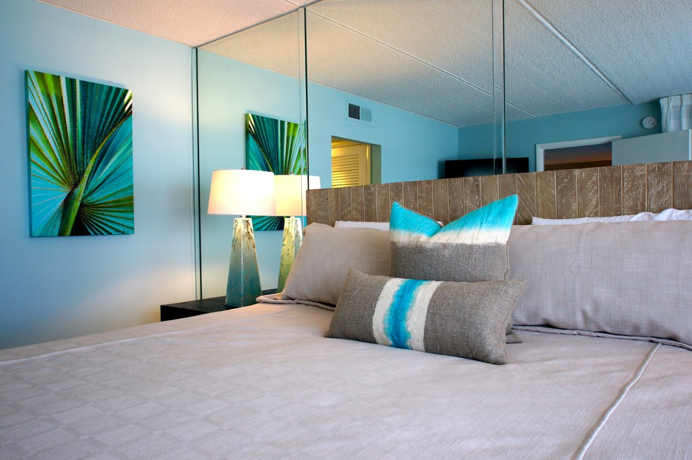 На фото: маленькая хозяйская спальня в морском стиле с синими стенами для на участке и в саду
