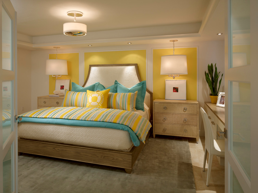 Inspiration för ett maritimt sovrum, med gula väggar och heltäckningsmatta