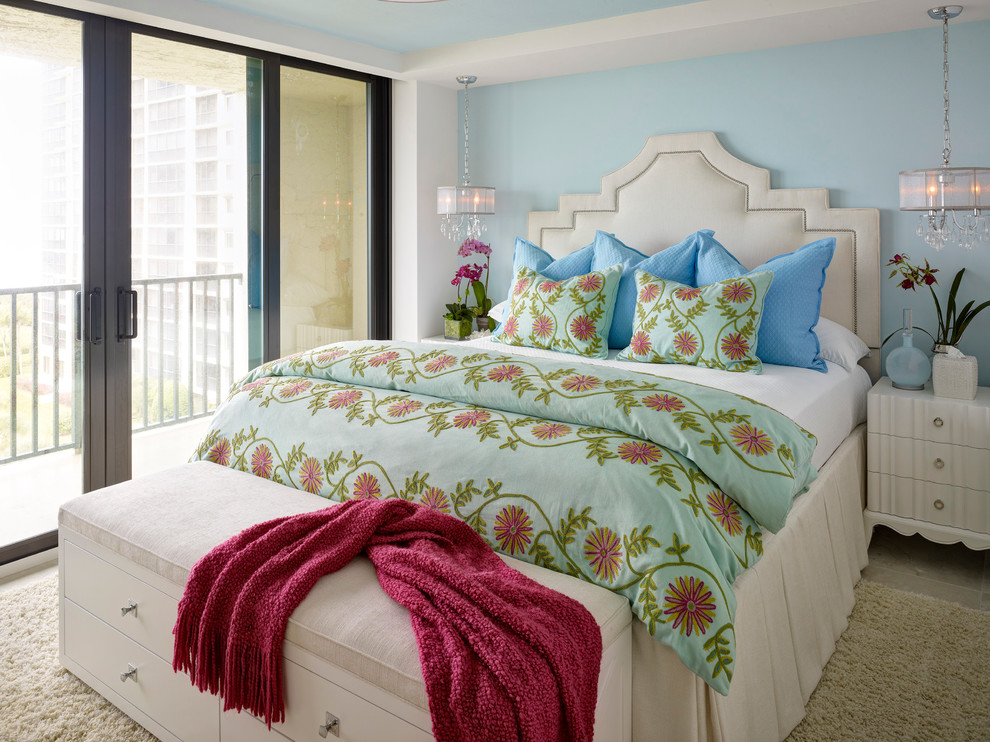 Maritimes Schlafzimmer mit blauer Wandfarbe in Miami