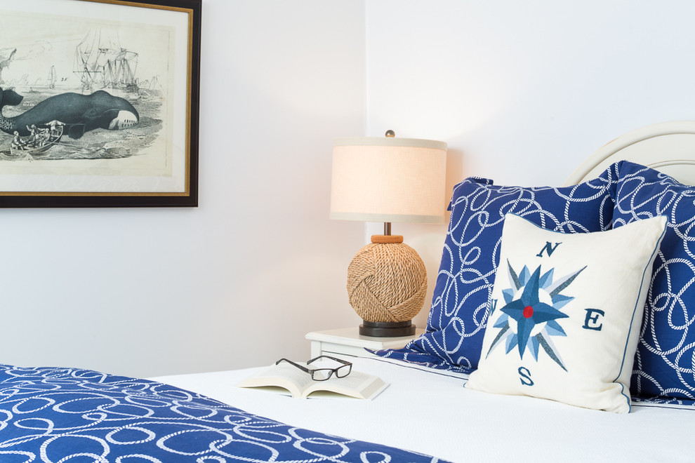 ポートランド(メイン)にあるビーチスタイルのおしゃれな寝室 (白い壁、暖炉なし) のレイアウト