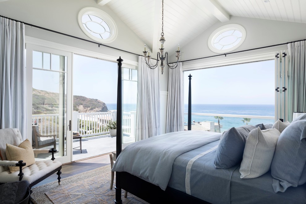 На фото: хозяйская спальня в морском стиле с серыми стенами