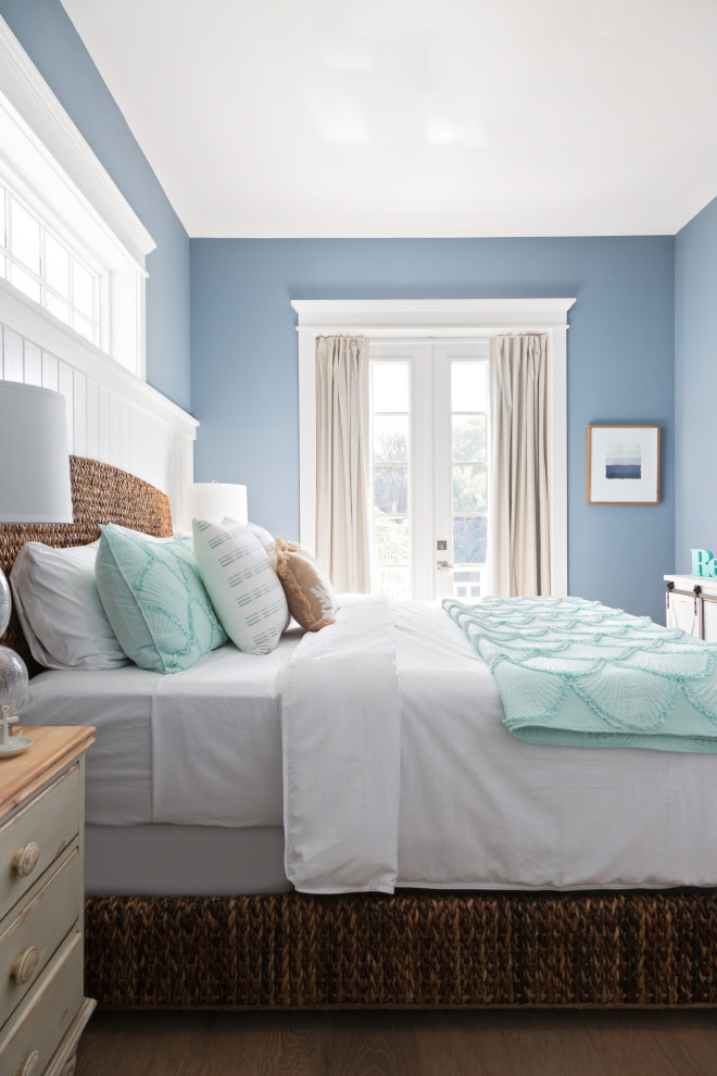 Foto di una camera matrimoniale costiera di medie dimensioni con pareti blu, pavimento in legno massello medio e pavimento marrone