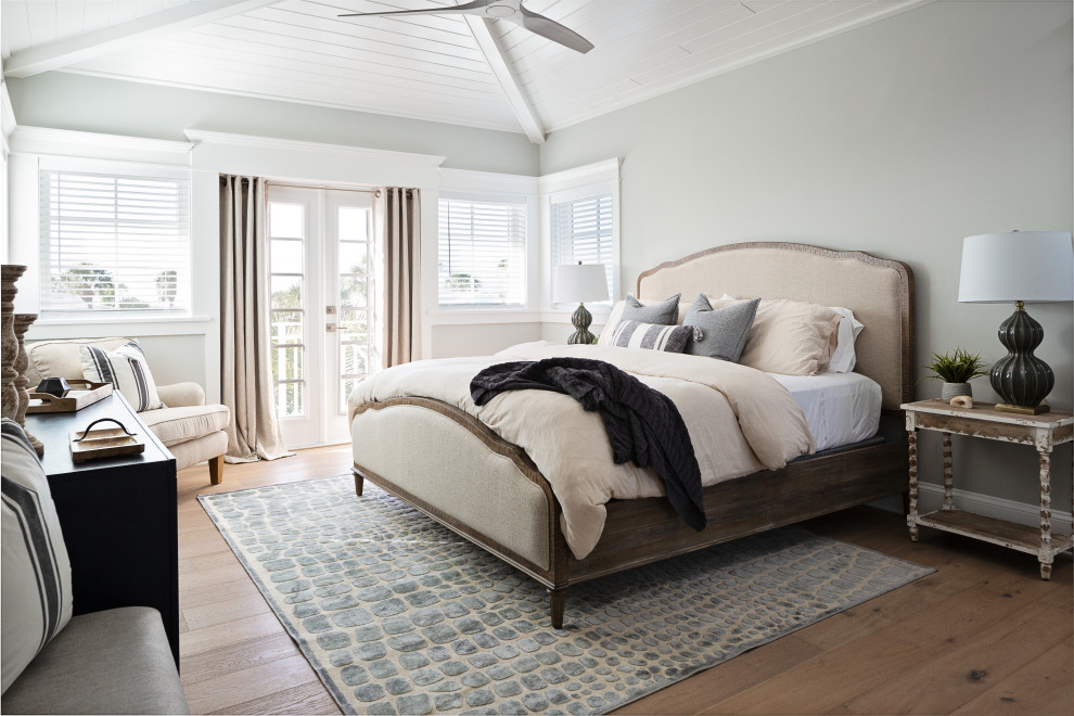 Пример оригинального дизайна: большая хозяйская спальня в морском стиле с серыми стенами, паркетным полом среднего тона, бежевым полом и деревянными стенами