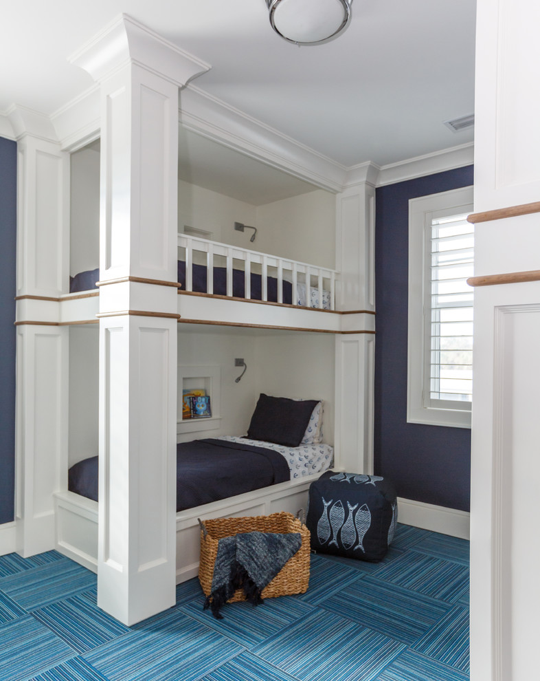 Идея дизайна: гостевая спальня (комната для гостей) в морском стиле с синими стенами, ковровым покрытием и бирюзовым полом
