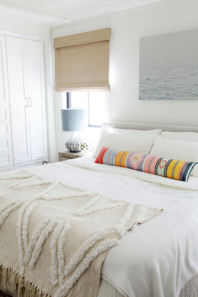 Esempio di una piccola camera matrimoniale stile marino con pareti bianche e parquet chiaro