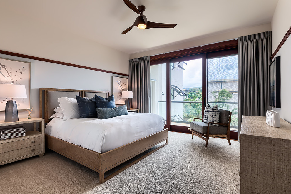 Foto de habitación de invitados tradicional renovada de tamaño medio sin chimenea con paredes beige, moqueta y suelo beige