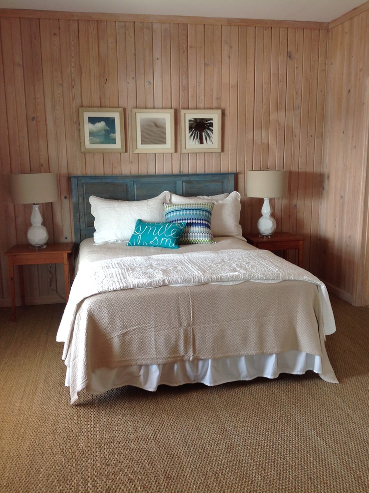 Mittelgroßes Maritimes Gästezimmer ohne Kamin mit Teppichboden, beiger Wandfarbe und beigem Boden in Charleston