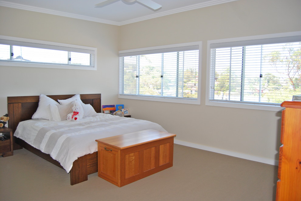 Foto di una camera degli ospiti minimal di medie dimensioni con pareti beige e moquette