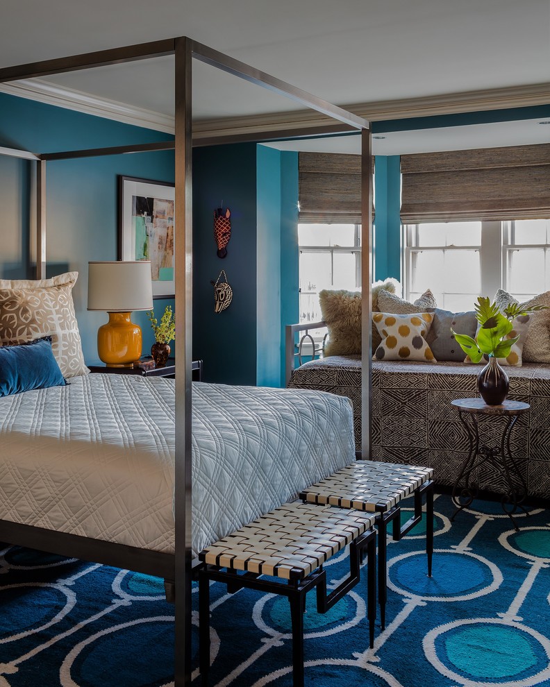 Exemple d'une grande chambre d'amis chic avec un mur bleu et parquet foncé.