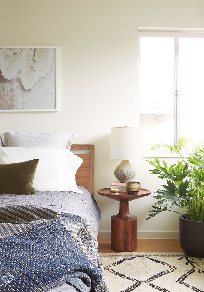 Ejemplo de dormitorio principal vintage pequeño con paredes blancas, suelo de madera en tonos medios y suelo marrón