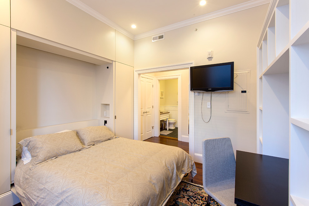 Ispirazione per una camera da letto minimal di medie dimensioni con pareti beige e parquet scuro