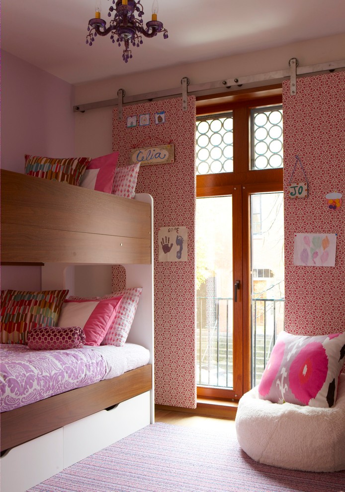 На фото: гостевая спальня среднего размера, (комната для гостей) в современном стиле с белыми стенами и ковровым покрытием без камина
