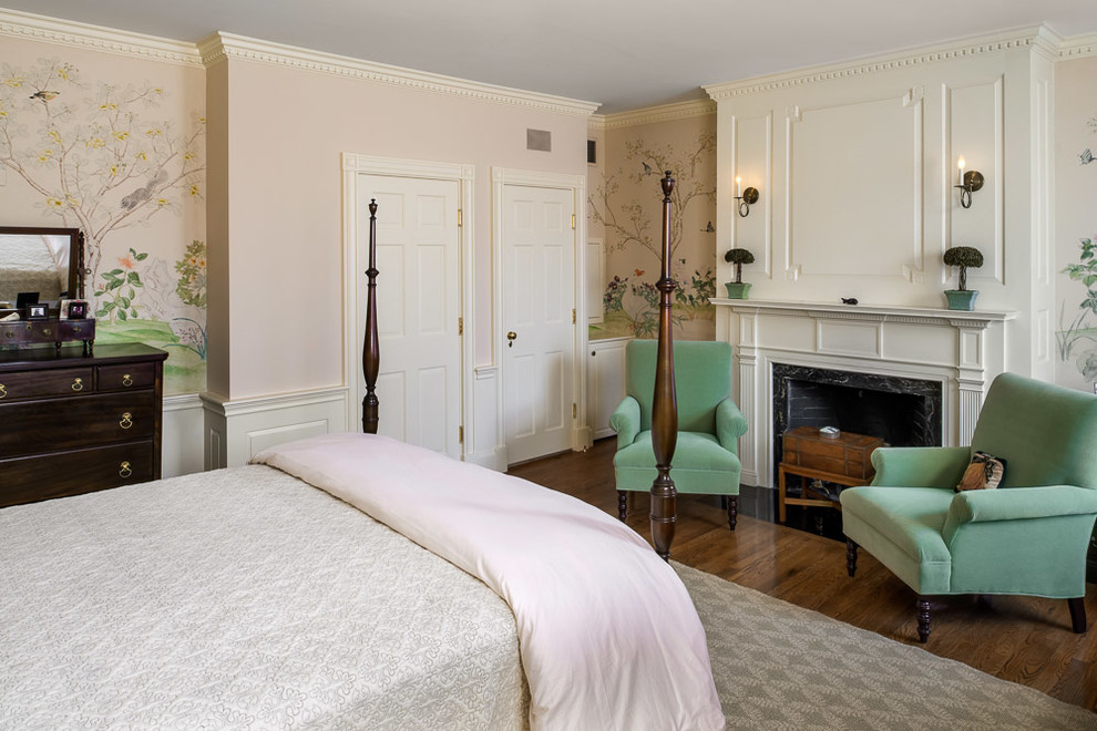 Источник вдохновения для домашнего уюта: большая хозяйская спальня в классическом стиле с разноцветными стенами, паркетным полом среднего тона, стандартным камином и фасадом камина из камня