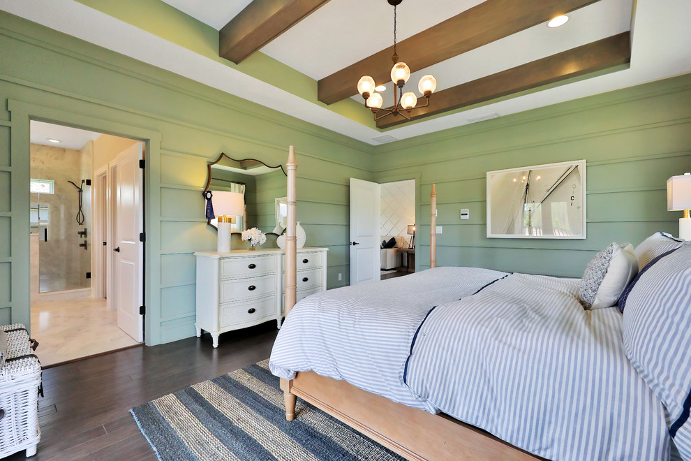 На фото: спальня в морском стиле с зелеными стенами и коричневым полом с
