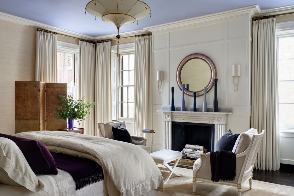 Klassisches Schlafzimmer mit beiger Wandfarbe, dunklem Holzboden, Kamin und braunem Boden in Boston
