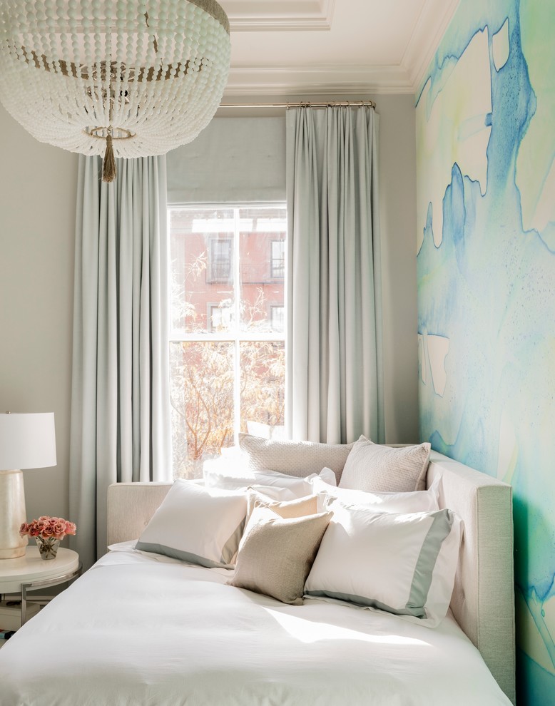 Idée de décoration pour une chambre d'amis tradition de taille moyenne avec un mur bleu, parquet foncé et aucune cheminée.