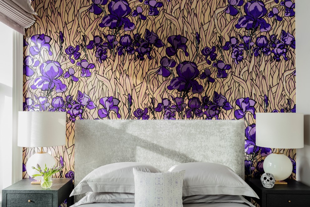 Diseño de habitación de invitados tradicional renovada de tamaño medio sin chimenea con paredes púrpuras y suelo de madera oscura