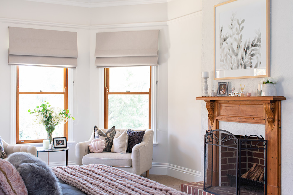 Klassisches Schlafzimmer mit weißer Wandfarbe, Marmorboden, Kamin und braunem Boden in Melbourne